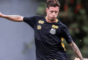 Enzo Boer volta aos treinos no Santos mesmo fora dos planos