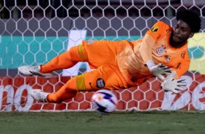 Hugo Souza não tem oportunidades nos amistosos e tem vaga na Copa ameaçada