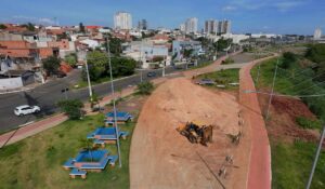 Após chuvas intensas, drenagem rompida provoca erosão no Lago da Fé e passa por reparos