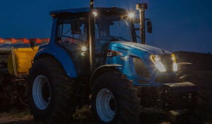 Tratores elevam a eficiência no manejo da avicultura