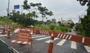 Erosão interdita rua no Jardim Novo Ângulo: entenda