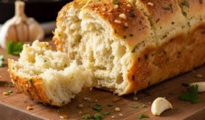 Pão de alho tradicional macio por dentro e dourado por fora