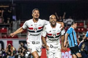 São Paulo vence Grêmio e assume liderança