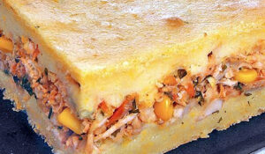 Torta de frango com milho e cenoura cremosa e fácil de fazer