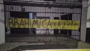 Crise: Santos é alvo de protestos na Vila Belmiro