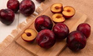 Ameixa descartada SC: produtor emociona ao perder 50 toneladas