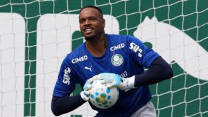 Carlos Miguel ostenta recorde no Palmeiras e exalta elenco: “Espírito de campeão”