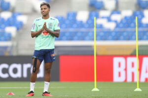 Rodrygo passa por cirurgia e começa a se recuperar
