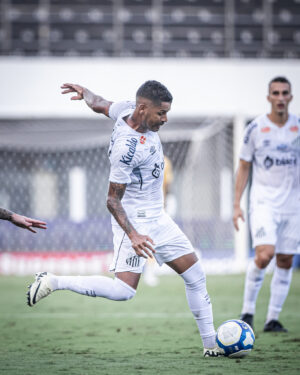 Santos é cobrado na Justiça em R$ 7 milhões por lateral