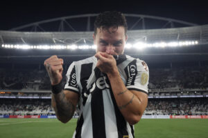 Artur desembarca na capital para assinar com o São Paulo