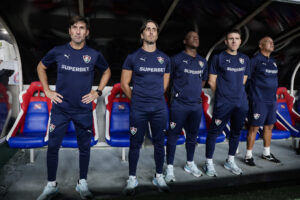 Zubeldía reclama dos gramados sintéticos e revela proposta do Santos