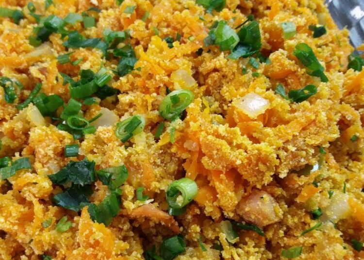 Sobrou de domingo farofa de frango com calabresa fácil e rápida