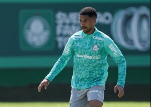 Palmeiras treina ainda sem Vitor Roque