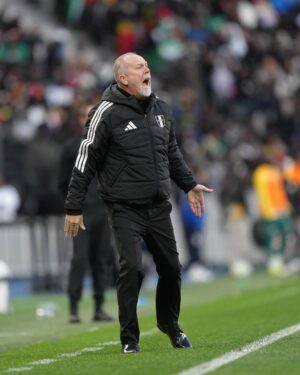 Carrillo, do Corinthians é titular em derrota na estreia de Mano no Peru