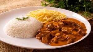 Strogonoff de carne: receita simples e cremosa