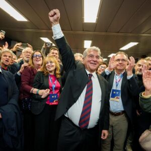 Laporta é reeleito no Barcelona