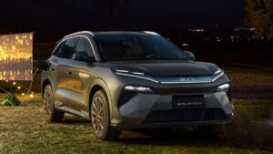 BYD lança SUV híbrido Atto 8 no Brasil com 488 cv e autonomia de até 900 km