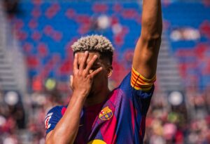 Barcelona faz homenagem a Ronaldinho antes de vitória