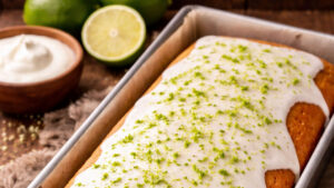 Bolo saudável de iogurte com limão fácil e leve para o dia a dia