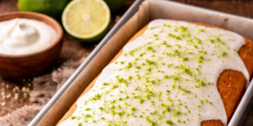 Bolo saudável de iogurte com limão