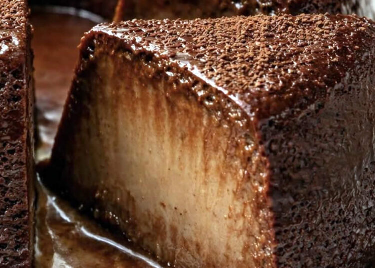 Bolo mole de chocolate super cremoso