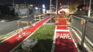 Pintura de ciclovia na avenida São Francisco de Assis é reforçada