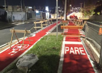 pintura de ciclovia na avenida São Francisco de Assis