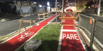 pintura de ciclovia na avenida São Francisco de Assis