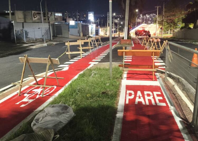 pintura de ciclovia na avenida São Francisco de Assis