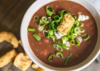 Caldo de feijão com torresmo: receita simples e completa
