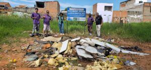 Hortolândia instala 35 novas placas em áreas monitoradas para coibir descarte irregular de resíduos