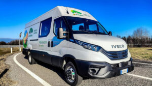 Iveco testa caminhão elétrico que carrega enquanto roda na estrada e pode mudar o transporte