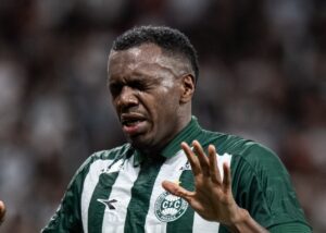 Algoz do Corinthians sofre concussão na partida com o Coritiba e é encaminhado ao hospital