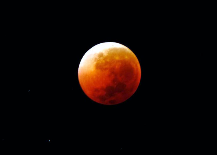 Lua avermelhada