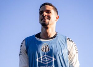 Lucas Veríssimo faz primeiro treino no Santos