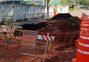 Reparo de erosão de grandes proporções é iniciado em frente à EMEIEF Jardim Amanda III