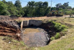 Obra de reparo em erosão no Jardim Novo Ângulo é iniciada; trânsito tem desvio