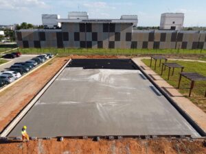 Obra da Praça Esportiva do Paço Municipal avança com concretagem do campo de futebol society