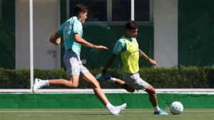 Palmeiras volta aos treinos com Vitor Roque e Jefté avançando