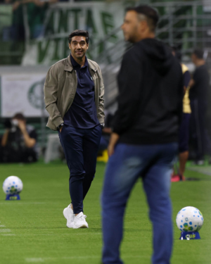Abel Ferreira abandona coletiva após pergunta e prevê ano: “Contra tudo e contra todos”