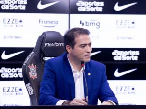 Executivo do Corinthians diz que Memphis aceita ganhar menos