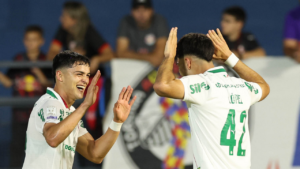Palmeiras vence Bragantino fora e mantém vantagem na ponta