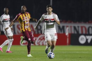 Ex-São Paulo é comparado a Busquets na França