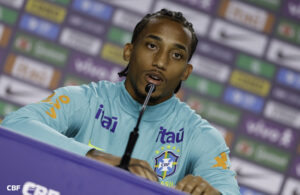 Atacante da Seleção sai mancando às vésperas de convocação