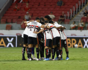 São Paulo sai atrás e busca empate tardio contra o Inter
