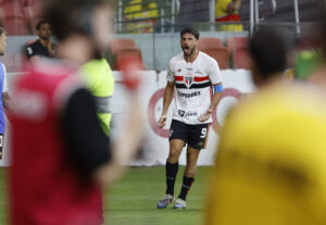 Calleri exalta Roger e cobra mais gols do São Paulo