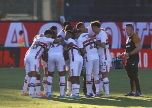 São Paulo tem jogador expulso e sofre 2 a 0 do Vitória