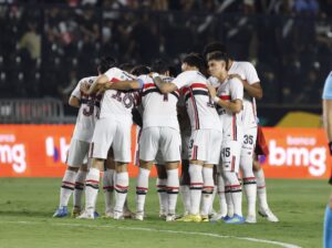 São Paulo toma virada para o Vasco e segue pressionado