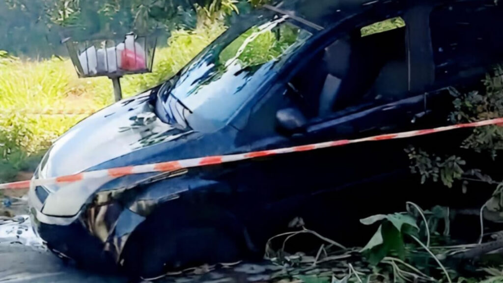 Carro cai em buraco em Hortolândia e fica preso