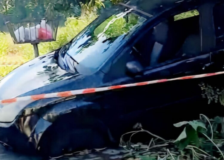 Carro cai em buraco em Hortolândia e fica preso